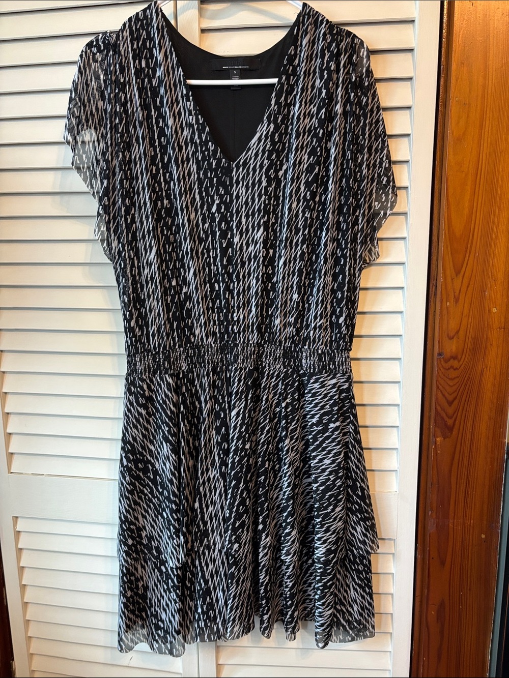 WHBM Black and White Patterned V-Neck Women's Dress